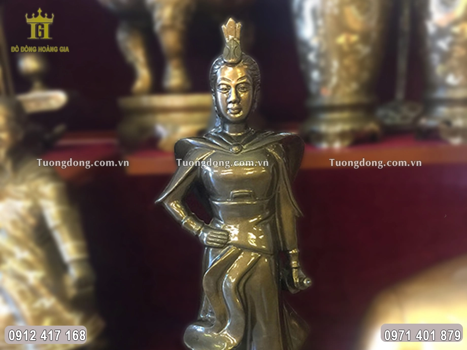 Gương mặt uy nghiêm của bà được chạm khắc sắc nét